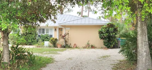 Charming 4-bedroom plus den villa with pool and spa near the beach and downtown.
