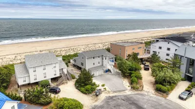 6 Bedroom Oceanfront House in N. Bethany Beach. Renovated in 2024. Watch video! Hotel in zona Bethany Beach Boardwalk