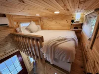 Tiny Home sleeps 6 near beautiful beaches and entertainment