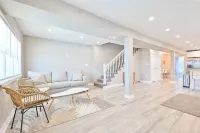Beach House Full of Family Fun Within 15 Min Walk to the Beach +  Work Space