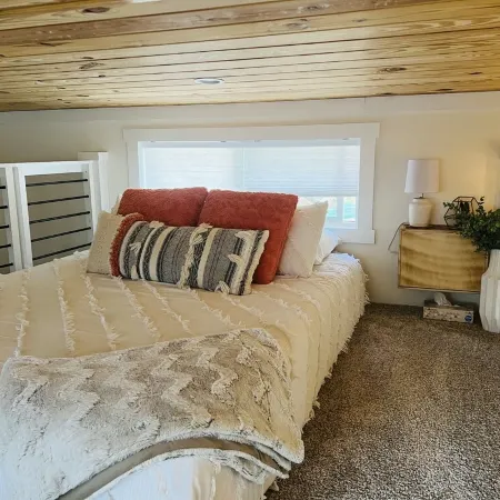 Sunny Treetop Tiny Home! Beautiful Pikes Peak View! Отели в г. Теллер Каунти