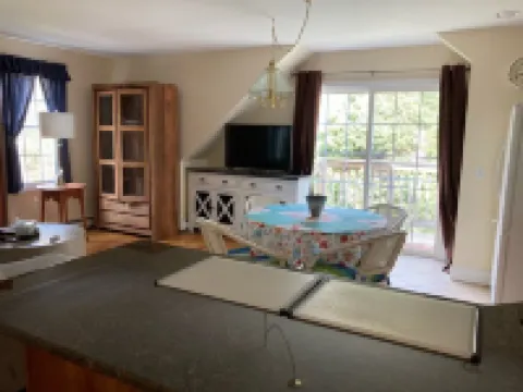 Cozy apartment in a quiet wooded neighborhood, just 2 miles from Nauset Beach. 奧爾良酒店