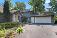 Spacious Lakefront Haven: Luxury Door County Retreat on Lake Michigan!