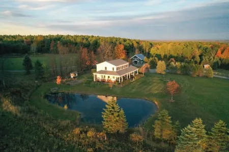 Gentleman’s Farm Mountain Views Gourmet Kitchen Fire Pit Hike Ski Sleep 10 Pets!