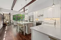 Shuttle to Village/lifts5 miles to base! Cozy Chalet!