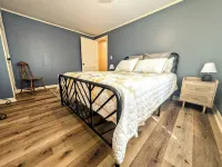 Charming cottage with 3 bed, 2 bath, and amenities in enchanting Guntersville.