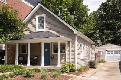 2 bed, 2 bath West Plaza House, yard, parking! Các khách sạn ở 