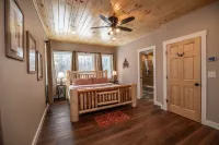 12 Bed, 6 Bath, 20 Guests STEPS from Sunday River w/ Hot Tub & Game Room