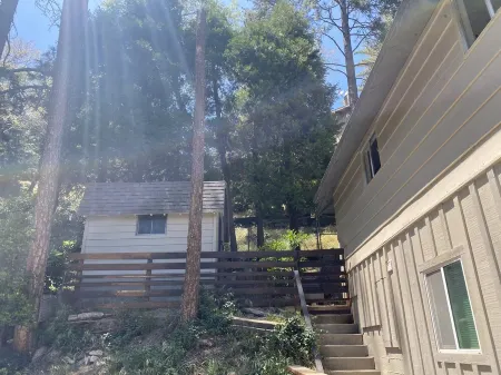 Cheerful Hillside cabin