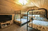Hot Tub! Cozy beds sleeps 10, Wi-Fi, only 20 miles to West Yellowstone Các khách sạn gần Pinecone Playhouse at Mack's Inn Resort