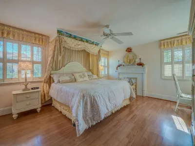 2 Min Walk 2 Beach Pickleball Golf Tennis Restaurants. Pvt Heated Pool Spa Bikes Hotels near Shelter Cove Harbour & Marina