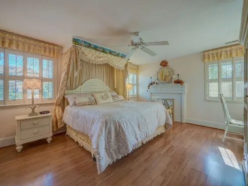 2 Min Walk 2 Beach Pickleball Golf Tennis Restaurants. Pvt Heated Pool Spa Bikes