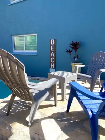 BRIGHT BEACH BUNGALOW New with Heated Pool! Отели рядом с достопримечательностью «Sea Turtle, Inc.»