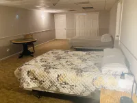 Sleeps 18 w/ Indoor Basketball Pickleball  Court,2-Heated Pools & Hot Tub! Hotel dekat Roxie's Manhattan