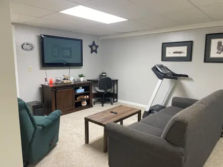 20 minutes from Penn State! Private entrance, cozy living space.