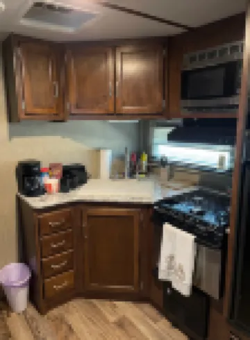 RV in foothills located near stores. Smoking area with fire pit provided. 福瑞娜麓山酒店