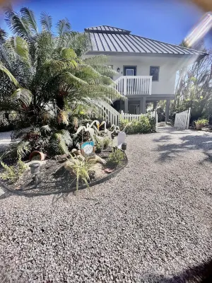 SANTA CLARA! Coastal, modern 3BR ESCAPE, harbor view, boat slip, CLUB access Hotels in Captiva