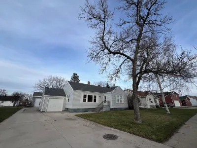 Rustic home only 5 minutes from Lake Sakakawea & Missouri River! Pet-friendly.