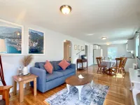 ~2.5mi to Beaches & Downtown Newport - Private Apartment