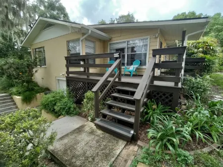 Romantic getaway, lakeview 5 min from the Downtown!