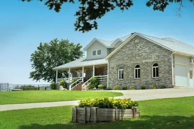 Eureka Springs/Branson Zoo Safari Park House, huge pool, Sleeps 11 on 4 acres
