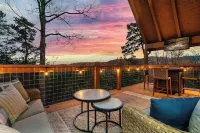 Timber Lodge! Mtn View, Pickleball, Close 2 Dolly!