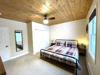 BigBear Lodge: Mt. Sunapee / Hot tub / Firepit Hotels near Colby-Sawyer College