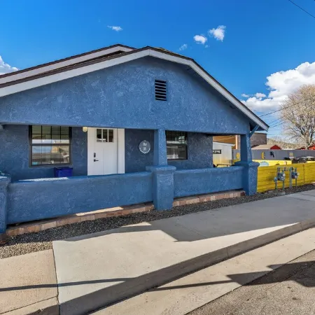 Downtown Blue Bungalow w/Fully Fenced Yard, AC, W/D, 3 Smart TVs, Den, Fast WiFi