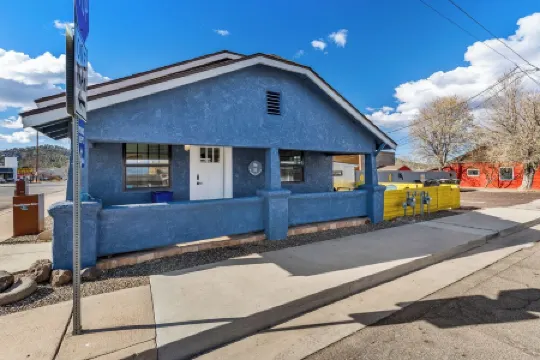 Downtown Blue Bungalow w/Fully Fenced Yard, AC, W/D, 3 Smart TVs, Den, Fast WiFi