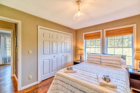 Hot Tub~Fishing Pond~2 Acres~Views~35 min to Breck