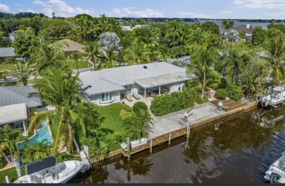 Jupiter waterfront - dock and new  jacuzzi spa , 3 b 2 b fits 30 “ boat