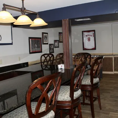 Prather Place, Spacious, Deck And View, Entertaining Basement, Minutes to Marina