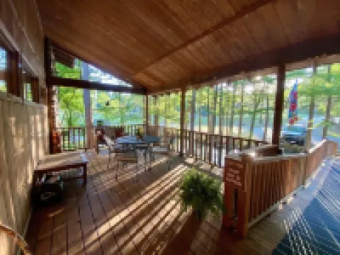 Beautiful home- near the University-large outdoor spaces and a hot tub.