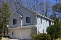 Walking distance to the beach! Summer dates available. Grill, Deck & Fire Pit!