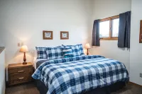 Unit #7 Cozy 2 Bed/2 Bath Condo on Golf Course with Hot tub/ Sauna/ Pool