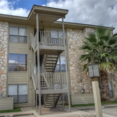 Beautiful Gated Waterfront Condo in Heart of Horseshoe Bay, Boat Docks and WIFI