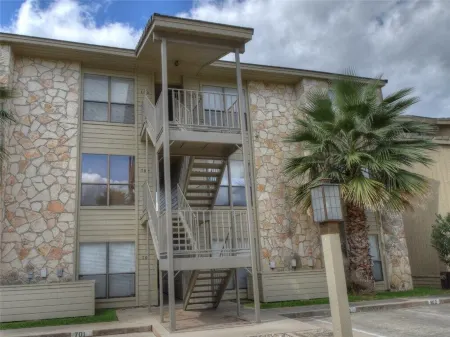 Beautiful Gated Waterfront Condo in Heart of Horseshoe Bay,  Boat Docks and WIFI