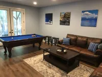 GG's Chalet - 6 Bedrooms, 4 Baths, movie theatre, jetted tub, and pool table!