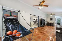 6BR gem! Sleeps 15+ Heated Pool, putting green, Theater Room, Close to AMI