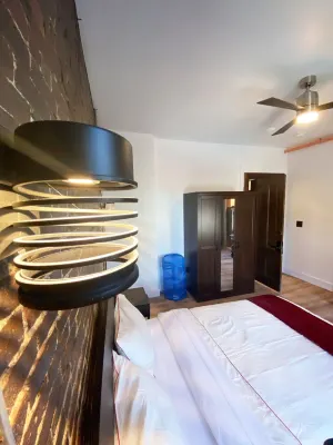 Stunning - modern 2 bedroom Victorian mansion pad Hotels in 