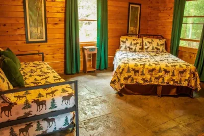 Log cabin, King bed!!! Private beach!!
