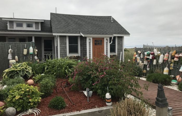 WATERFRONT COTTAGE WITH PRIVATE BEACH! On Beach Point in Truro... Not a condo...