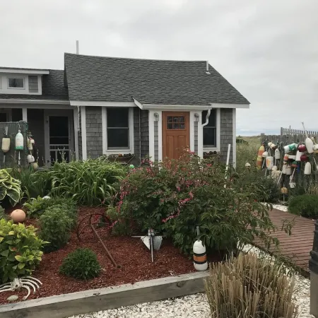 WATERFRONT COTTAGE WITH PRIVATE BEACH! On Beach Point in Truro... Not a condo...