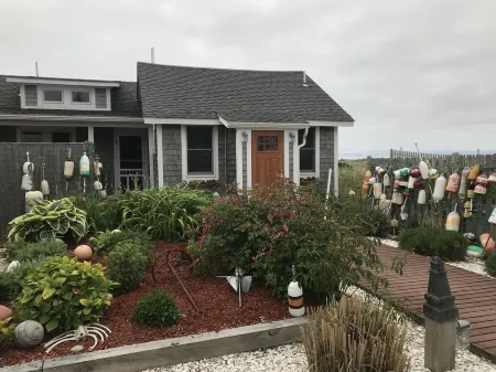 WATERFRONT COTTAGE WITH PRIVATE BEACH! On Beach Point in Truro... Not a condo...