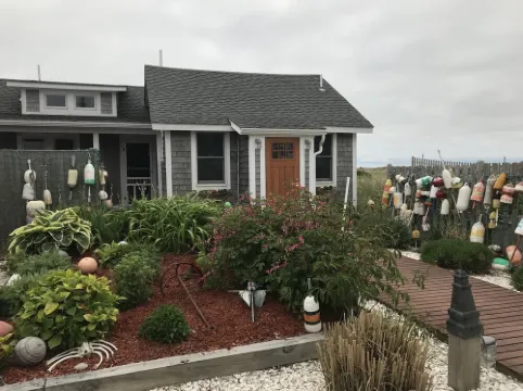 WATERFRONT COTTAGE WITH PRIVATE BEACH! On Beach Point in Truro... Not a condo...