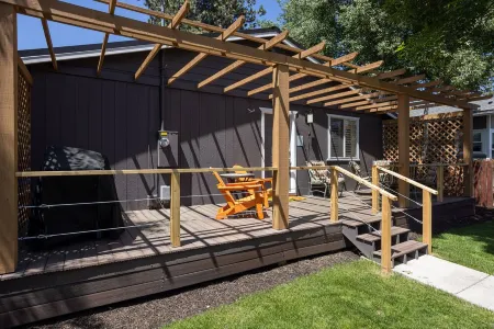 Three Bedrooms │Trendy West Side Near 10 Barrel │Walkable │Hot Tub │Fenced Yard