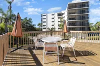 Family Guesthouse with Pool Views minutes from Nokomis Beach Hotels in Osprey