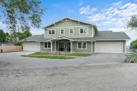 The Eastside ~ Modern Coastal Getaway w/ Pool, Private Beach, Sauna and Dock Hotels near Sunny Hollow Quick Stop
