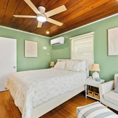 Beautiful Nokomis Beach Cottage. Walk to Beach w/Tranquil & Private Patio