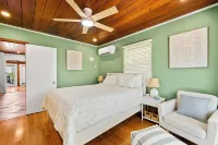 Beautiful Nokomis Beach Cottage. Walk to Beach w/Tranquil & Private Patio